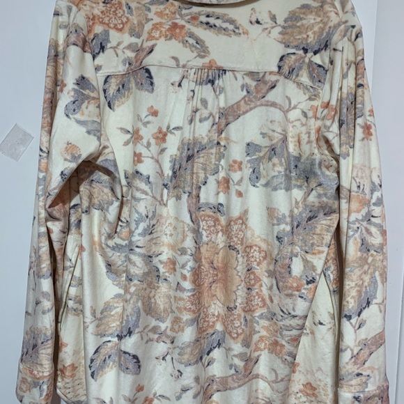 New with tags, soft surroundings, button up shirt
Size large - Picture 7 of 7